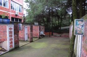 緊挨鐵山坪基地，有一條“迷你”街道，雖然簡(jiǎn)陋，但尚未拆去的店鋪名稱顯出了曾經(jīng)的“繁華”。組圖/記者倪志剛