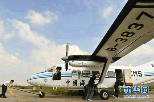 資料圖：中國海監(jiān)東海航空支隊舟山基地工作人員正在進(jìn)行運(yùn)-12飛機(jī)備航。