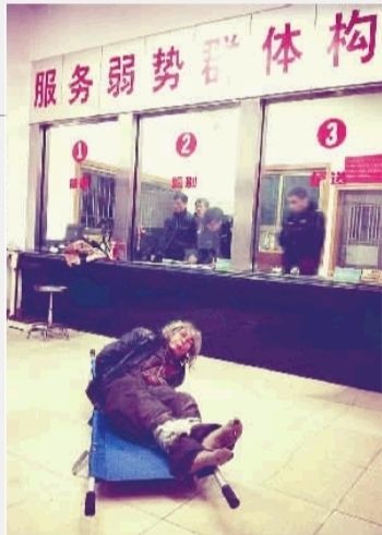 1月7日23點(diǎn)50分，長(zhǎng)沙市救助管理站大廳，一名老年流浪者躺在擔(dān)架上，無(wú)助地看著記者。