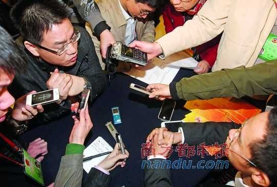 咨詢問政會上，記者的錄音設(shè)備遍布臺面。南都記者 馮宙鋒 攝