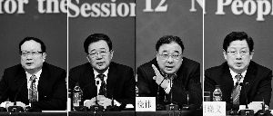昨天，國(guó)務(wù)院深化醫(yī)藥衛(wèi)生體制改革領(lǐng)導(dǎo)小組辦公室負(fù)責(zé)人王保安、孫志剛、馬曉偉、胡曉義（從左至右）就“醫(yī)藥衛(wèi)生體制改革”有關(guān)問(wèn)題回答記者提問(wèn)。記者王鵬/攝