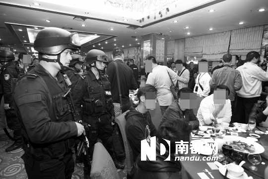 手持微沖、身穿防彈背心的警員進入酒樓進行調(diào)查。深圳警方供圖