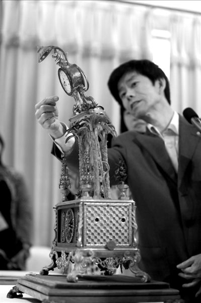 昨天，故宮文物修復專家向記者介紹“人打鐘”的損壞情況。圖/CFP
