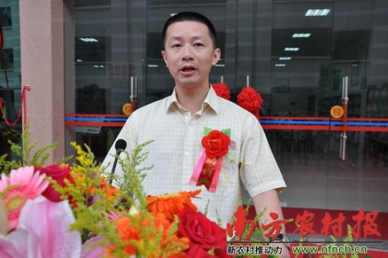 揭東縣人民政府副縣長(zhǎng)江中詠在廣東流動(dòng)圖書館揭東分館揭幕儀式致辭。