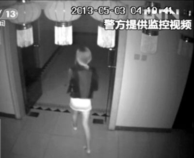 監(jiān)控視頻中，女子獨(dú)自走向墜樓處。 央視視頻截圖