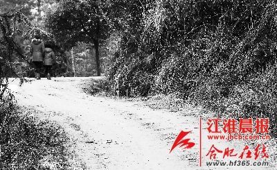 2月21日，媽媽帶著小雪離開(kāi)了村子。 晨報(bào)記者 高博 攝