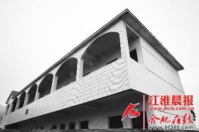 事發(fā)小學(xué)。晨報(bào)記者 高博 攝