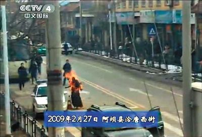 2009年2月27日，一名僧侶在阿壩縣洽唐西街自焚。本版圖片/央視截圖