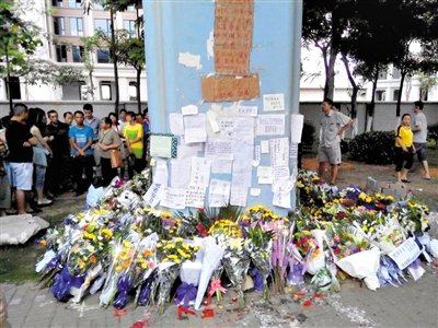　昨日，廈門(mén)市民在BRT的橋墩下放上鮮花悼念逝者。新京報(bào)記者 郭鐵流 攝