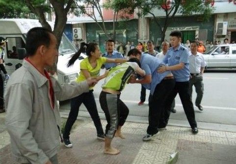 　圖為5月31日，延安城管隊(duì)員暴力執(zhí)法場(chǎng)面。