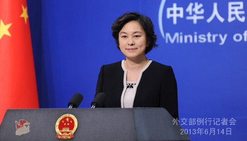 2013年6月14日，外交部發(fā)言人華春瑩主持例行記者會。