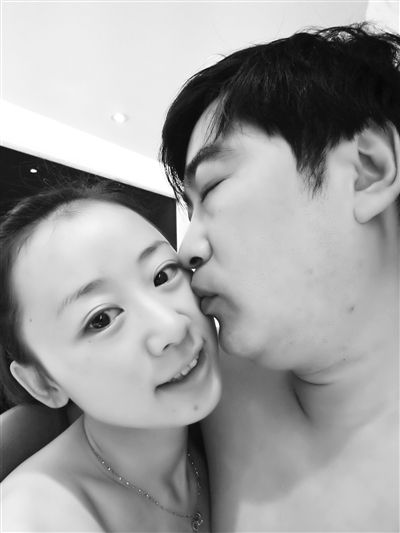 兩人合影。女當(dāng)事人供圖