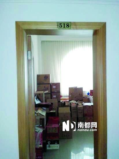 　江蘇靖江市工商局餐廳倉庫里被爆堆滿了高檔酒。