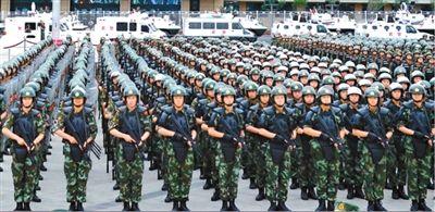 6月29日，新疆武警部隊(duì)反恐維穩(wěn)誓師大會(huì)在烏魯木齊市人民廣場舉行。據(jù)《新疆日報(bào)》