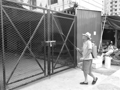 昨日，廊坊麥洼綜合農貿市場，一名工作人員正在被關閉的活禽交易區(qū)外噴灑消毒水，該市場被檢測出H7N9病