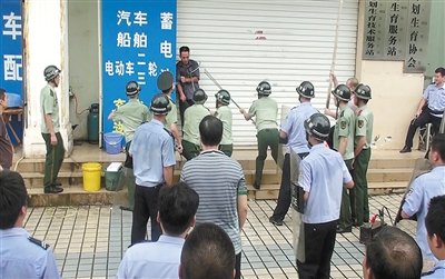 昨日，警方趕到現(xiàn)場制服嫌疑人何某。