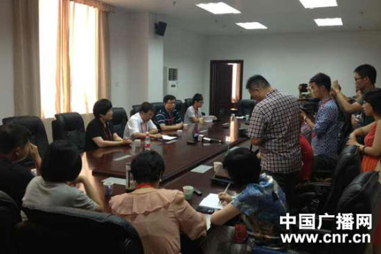試卷原件展示前向媒體說明情況，并要求媒體不能拍照或攝像