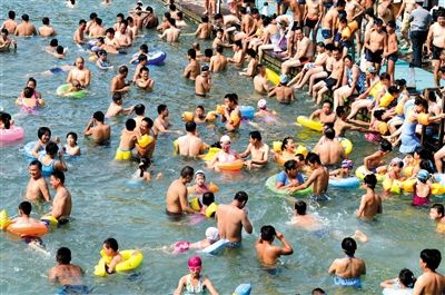 昨日，濟(jì)南市最高氣溫超過37℃，位于市區(qū)黑虎泉畔的泉水浴場免費(fèi)開放。