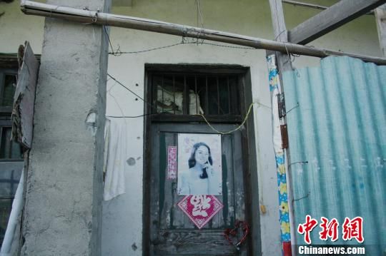 圖為嫌犯租住的民房，當(dāng)天受害人即攀在門上的窗口對(duì)外呼救。 吳佳蔚 攝