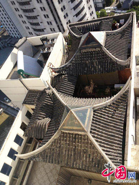 2013年8月14日，江蘇蘇州蘇州市三香大廈高樓18層樓頂東側(cè)陽臺上的“蘇州園林”式別墅，兩座涼亭和兩道回廊，飛檐翹角，一派蘇州園林的氣勢。中國網(wǎng)圖片庫李俊鋒攝影