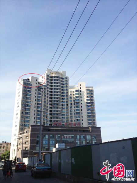 2013年8月14日，江蘇蘇州蘇州市三香大廈高樓18層樓頂東側(cè)陽臺上的“蘇州園林”式別墅，兩座涼亭和兩道回廊，飛檐翹角，一派蘇州園林的氣勢。中國網(wǎng)圖片庫李俊鋒攝影