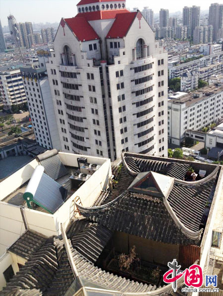 2013年8月14日，江蘇蘇州蘇州市三香大廈高樓18層樓頂東側(cè)陽臺上的“蘇州園林”式別墅，兩座涼亭和兩道回廊，飛檐翹角，一派蘇州園林的氣勢。中國網(wǎng)圖片庫李俊鋒攝影