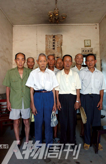 2003年5月，湖南攸縣農(nóng)村的8位志愿軍老兵。10年后回訪時(shí)，其中6人已悄然逝去