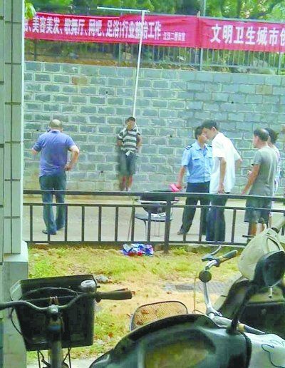 小偷被五花大綁捆在小區(qū)門前的墻壁上示眾。 網(wǎng)友羅先生 攝