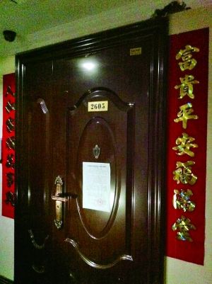 拆除公告昨天仍貼在2605號大門上。
