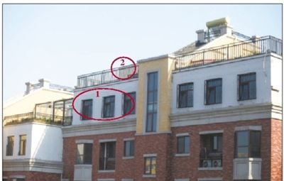 中海城香克林小區(qū),楊智家的樓頂上加蓋了兩層違建。其中北側(cè)露臺(tái)建成了一層灰白色的房屋(①)。在該違建頂部的東側(cè),又加蓋了一層面積較小的房屋(②)。新京報(bào)記者 韓萌 攝