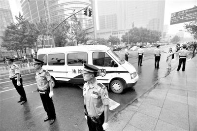 　　昨日早上,押解李某某的車隊開進法院。當(dāng)日,李某某等5人涉嫌強奸案在海淀法院不公開審理。本版攝影/新京報記者 王貴彬