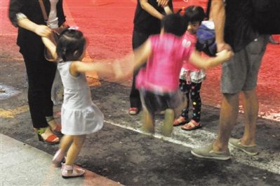 2012年8月1日晚，北京兒童醫(yī)院，三個(gè)來自廊坊的小女孩在玩耍，她們都被幼兒園老板性侵害。本版攝影/新京報(bào)記者 尹亞飛