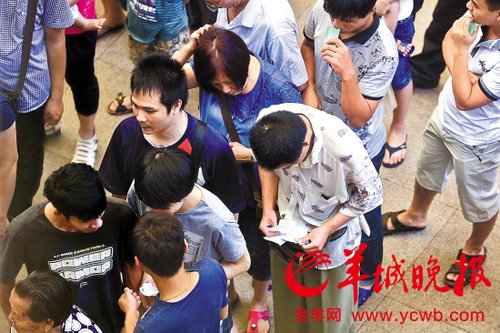 挎腰包的“黃?！狈职l(fā)一輪“任務(wù)”后，自己也開始整理“炒號”簽條