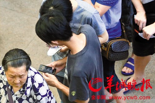 排隊(duì)的“黃?！备魇謭?zhí)一疊白紙，上面寫好了要掛號的人的信息，包括姓名、電話、要掛的科室等。穿黑白花紋衣服的老婆婆正在排隊(duì)掛號