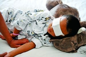 9月2日，小斌斌在病床上休息。山西省眼科醫(yī)院院長賈亞丁介紹，醫(yī)院安排心理專家對患兒及家屬進(jìn)行心理治療。