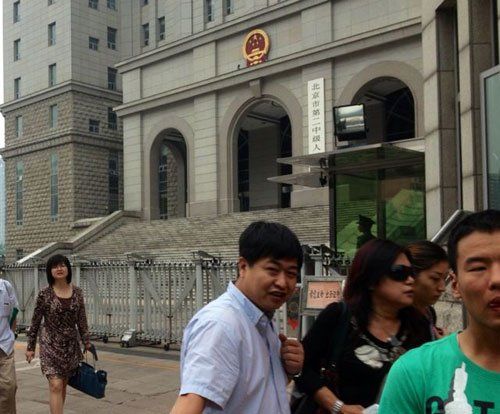 上午10：35分左右，蘇順虎律師和其家屬從法院西大門出來。