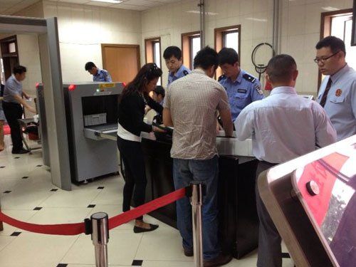 上午蘇順虎律師和其家屬安檢進入法院。