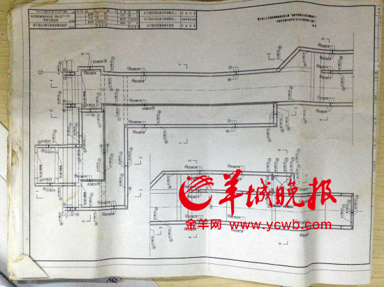 舉報(bào)人洪先生稱(chēng)，里面標(biāo)注“100”（圖紙默認(rèn)單位為毫米）的地方，均按照13厘米的鋼筋間距施工