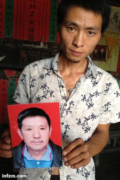 程興貴的兒子程正鵬拿著父親的遺照。程興貴自殺后，政府補(bǔ)償程家6000多塊錢，并終于認(rèn)定了程興貴的代課教齡。 (南方周末記者雷磊/圖)