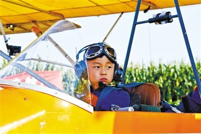 8月31日，5歲半“裸跑弟”從河北固安駕駛飛機(jī)飛越北京野生動(dòng)物園。圖/CFP