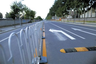 樓梓莊路東，飚車的路已經(jīng)安裝了隔離護(hù)欄和減速帶。新京報(bào)記者