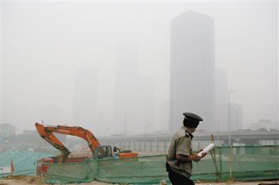 6月28日，CBD核心區(qū)。當天北京重度污染，PM2.5濃度一直在400微克/立方米以上。