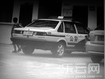 被指接送小孩上學的警車。