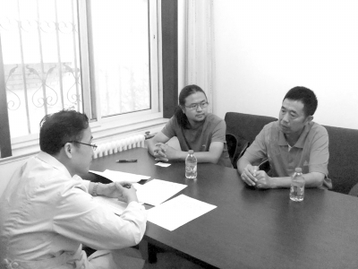 9月13日下午，雷闖(中)與父親在國家衛(wèi)計委遞交建議信，與衛(wèi)計委工作人員交流?！±钻J供圖