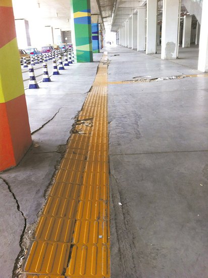 在溫嶺火車站架空層，由于沉降產(chǎn)生的裂縫到處可見。