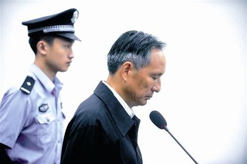 圖為：10日，張曙光在北京市第二中級人民法院接受庭審 新華社發(fā)