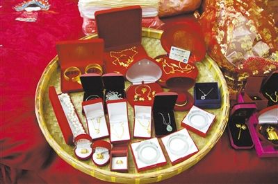 10月1日，王小姐在廣東汕頭舉行婚禮，她的彩禮包括3個(gè)玉鐲、多個(gè)金戒指及一張銀行卡。新京報(bào)記者 吳振鵬 攝