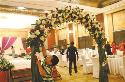 10月5日，北京萬(wàn)達(dá)索菲特酒店，婚宴剛剛結(jié)束。新人介紹，一場(chǎng)婚宴花掉父母20萬(wàn)元。新京報(bào)記者 尹亞飛 攝