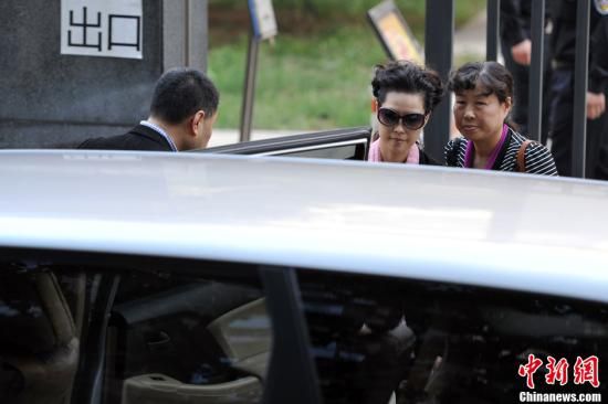 圖為宣判結(jié)束后夢鴿面無表情走出海淀法院，乘車離開。