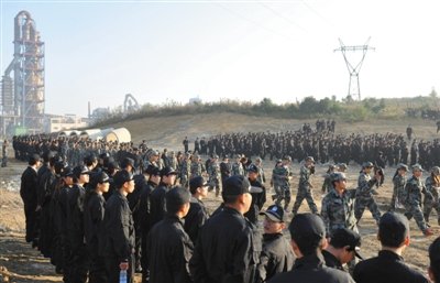 10月12日，貴陽，觀山湖區(qū)控拆違指揮部組織2500余人到金華鎮(zhèn)上鋪村空山壩，對(duì)54棟違法建筑進(jìn)行